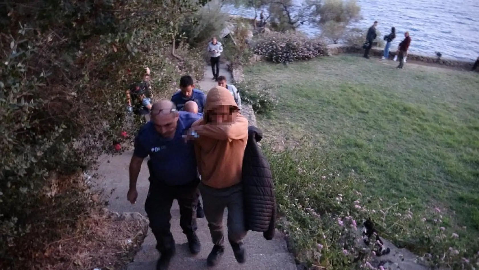 40 metrelik falezlere çıkan şahıs yürekleri ağza getirdi