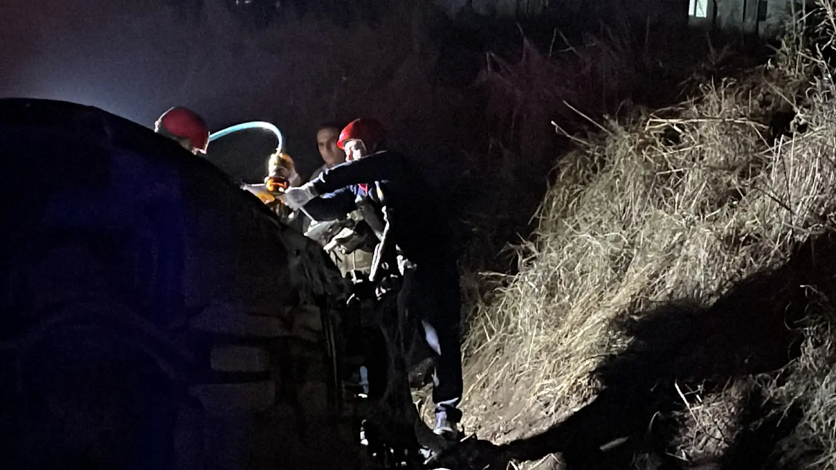 2 otomobil ve 1 traktörün karıştığı zincirleme kaza: 3 ölü