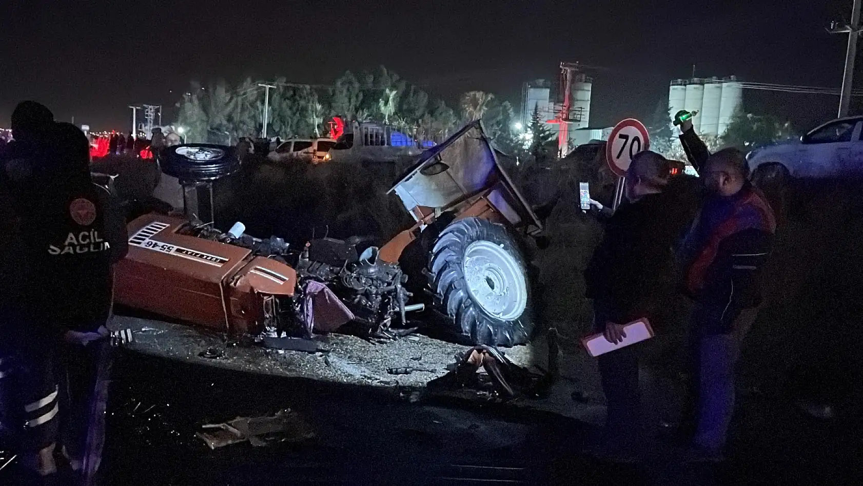 2 otomobil ve 1 traktörün karıştığı zincirleme kaza: 3 ölü