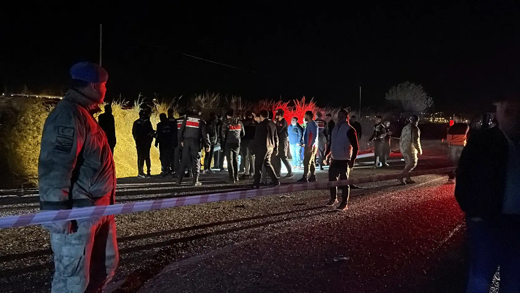 2 otomobil ve 1 traktörün karıştığı zincirleme kaza: 3 ölü