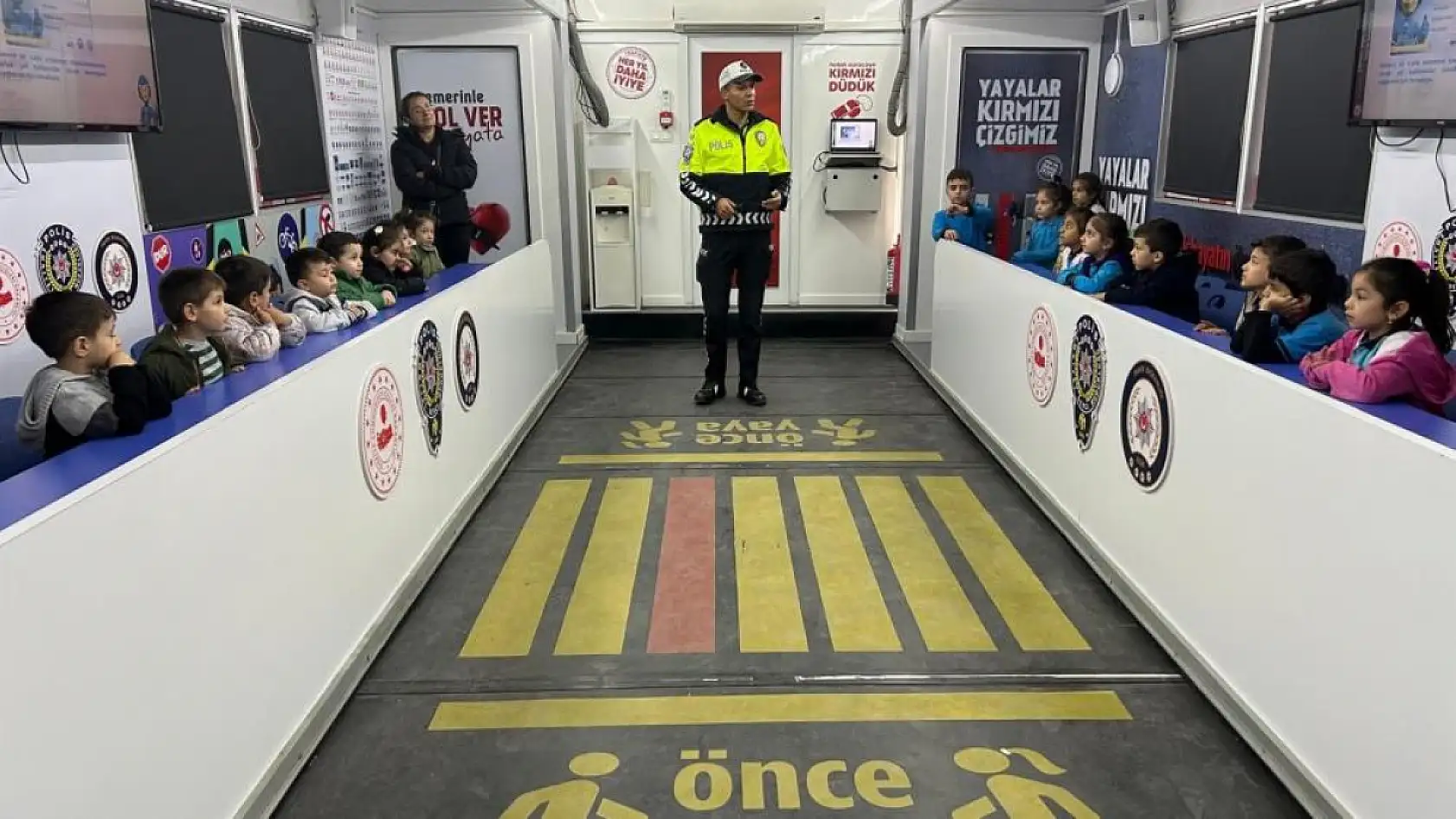 Mobil Trafik Eğitim Tırı Muğla'da öğrencilere trafik bilincini aşılayacak