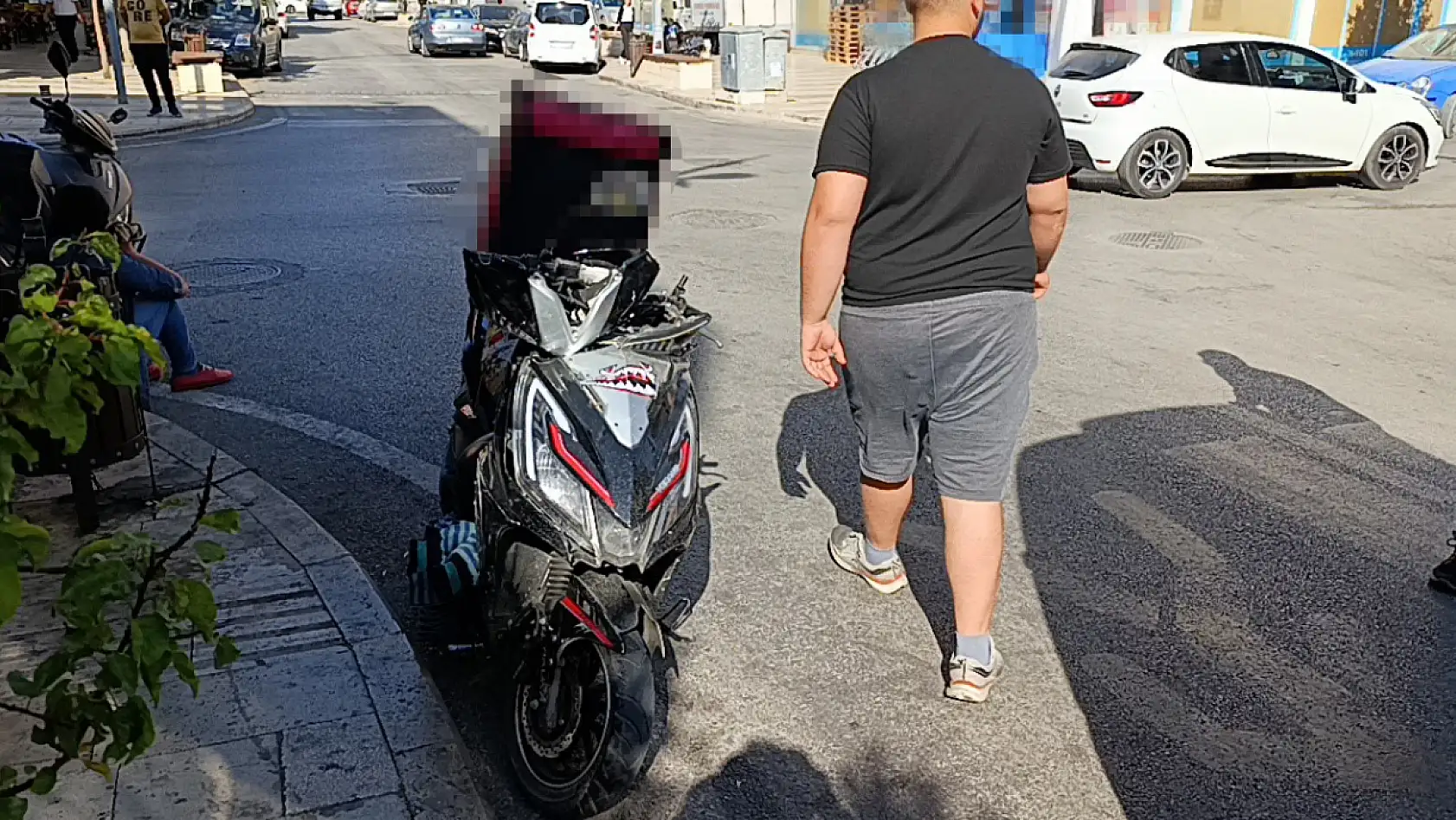 Motosiklete çarpan otomobil sürücüsü kaza sonrası gözyaşlarına hakim olamadı