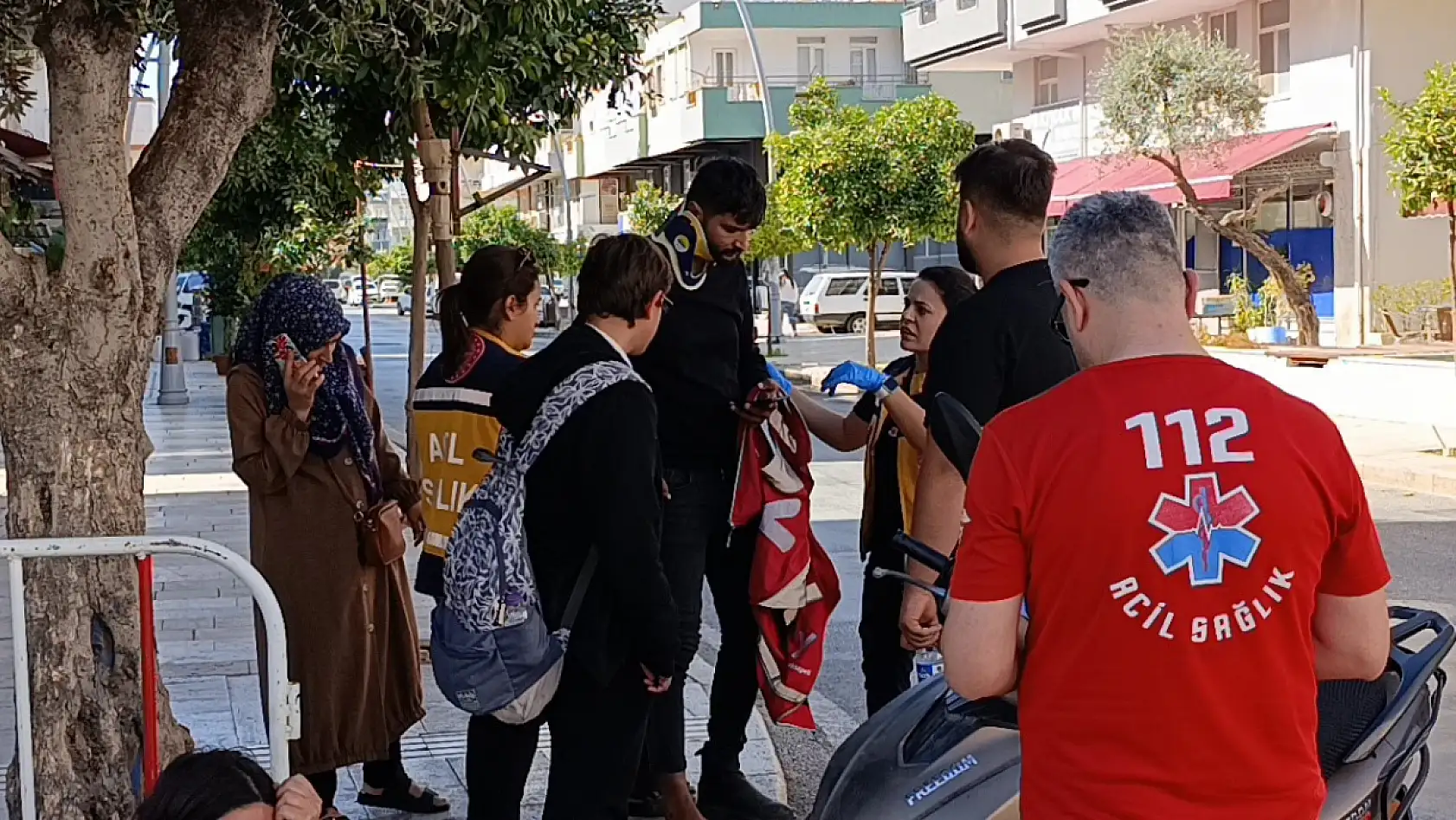 Motosiklete çarpan otomobil sürücüsü kaza sonrası gözyaşlarına hakim olamadı