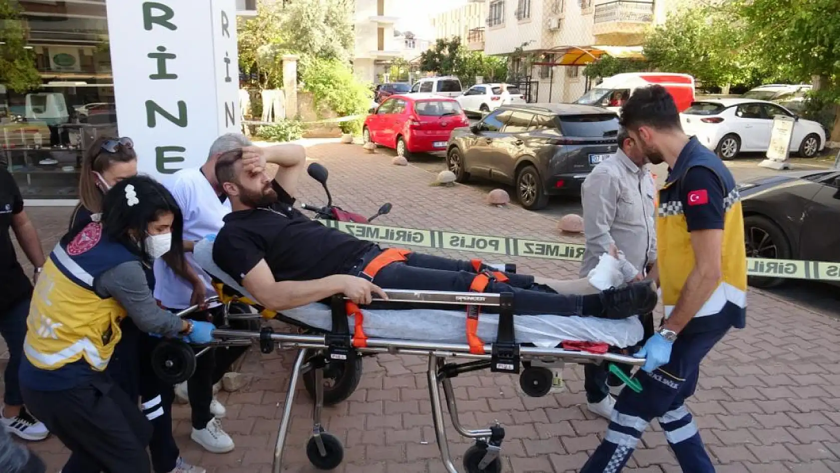 Kavgayı ayırmak isteyen gence 'Sen niye karışıyorsun' kurşunu