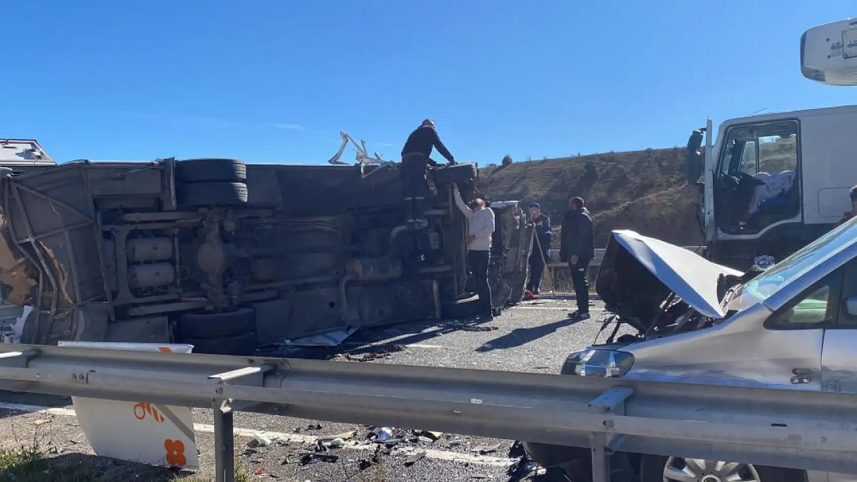 3 araç birbirine girdi: 14 yaralı