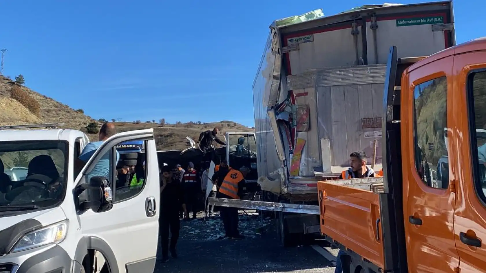 3 araç birbirine girdi: 14 yaralı