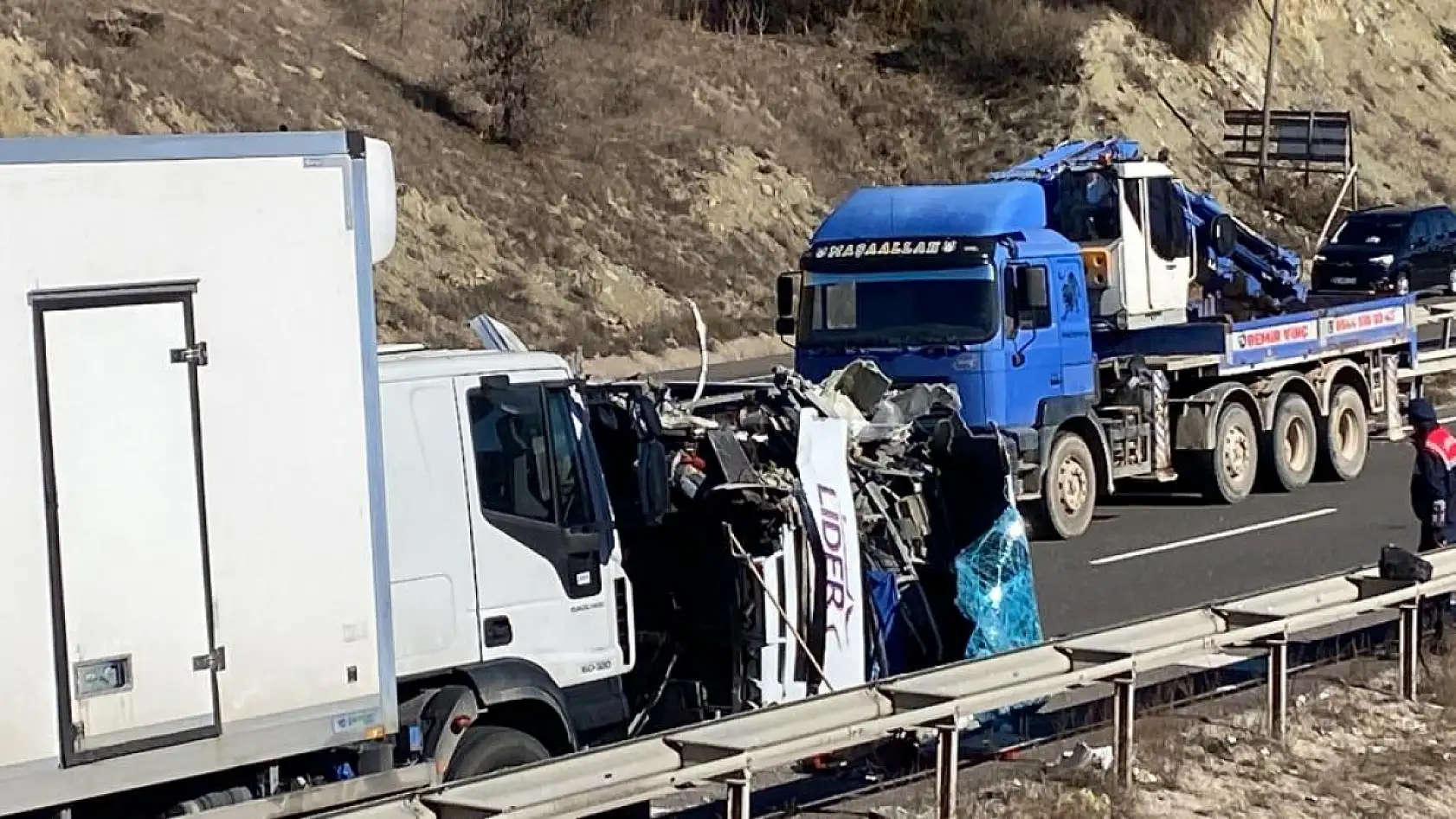 3 araç birbirine girdi: 14 yaralı