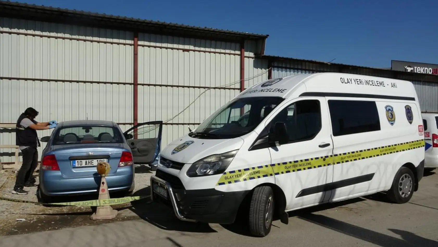 Park halindeki otomobilinde yarı çıplak halde ölü bulundu