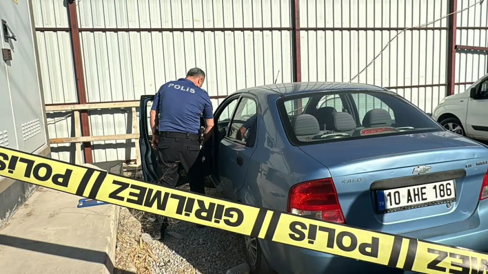 Park halindeki otomobilinde yarı çıplak halde ölü bulundu