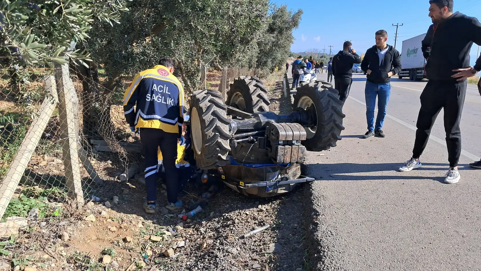 Kullandığı traktörün altında kalarak can verdi