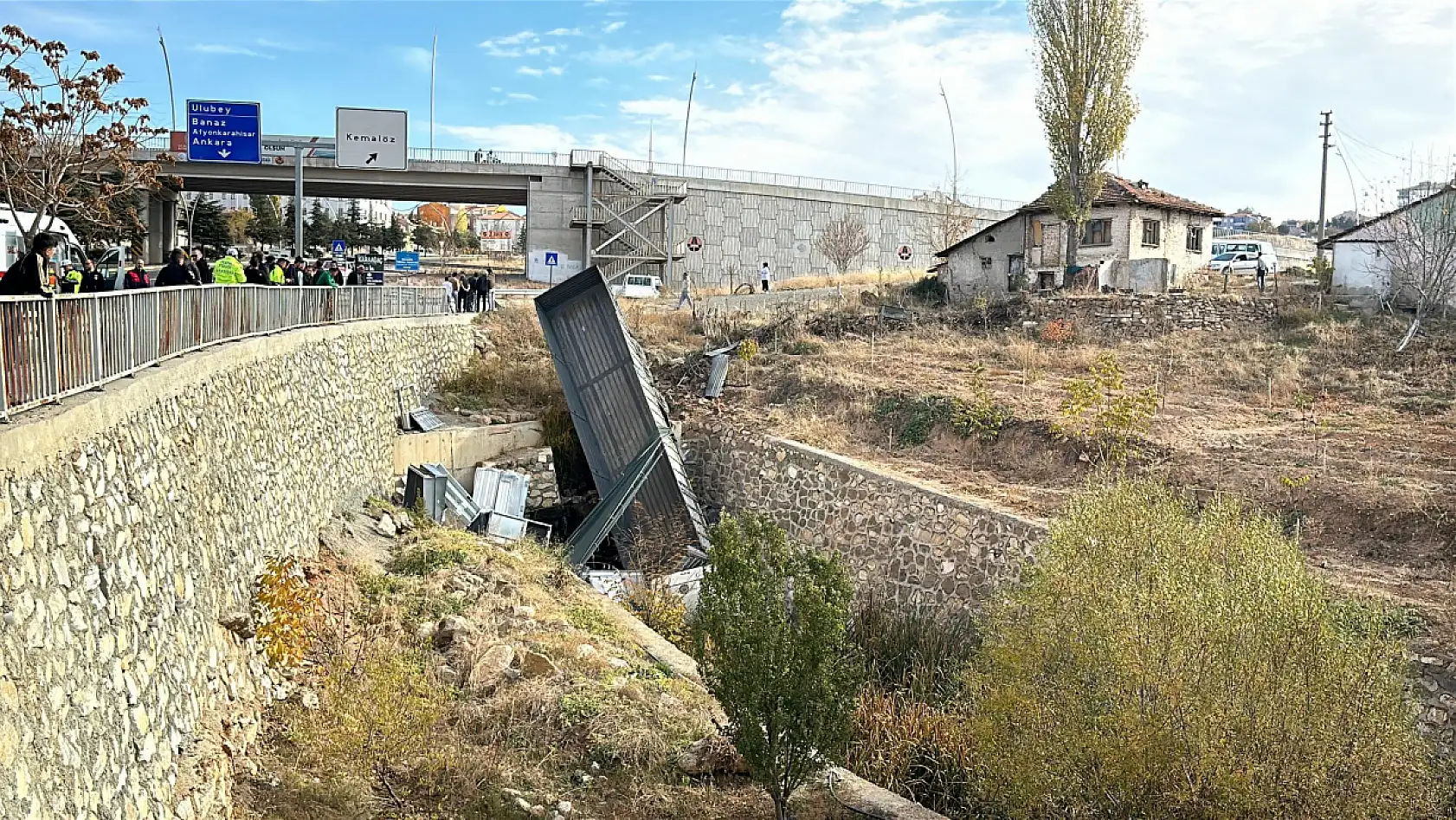 Karşı şeride geçen tır dereye düştü