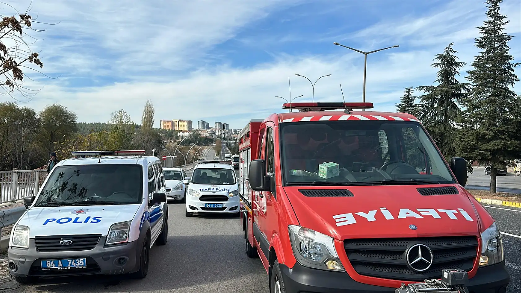 Karşı şeride geçen tır dereye düştü