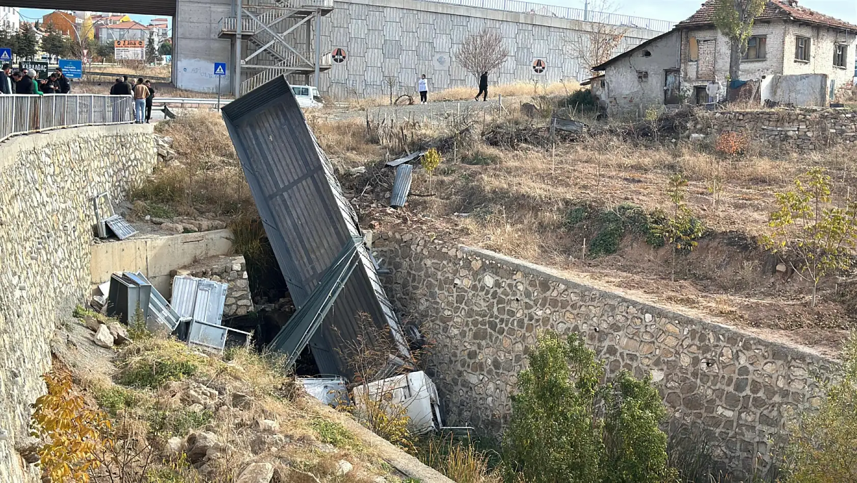 Karşı şeride geçen tır dereye düştü