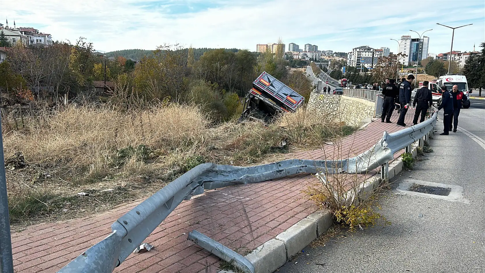 Karşı şeride geçen tır dereye düştü