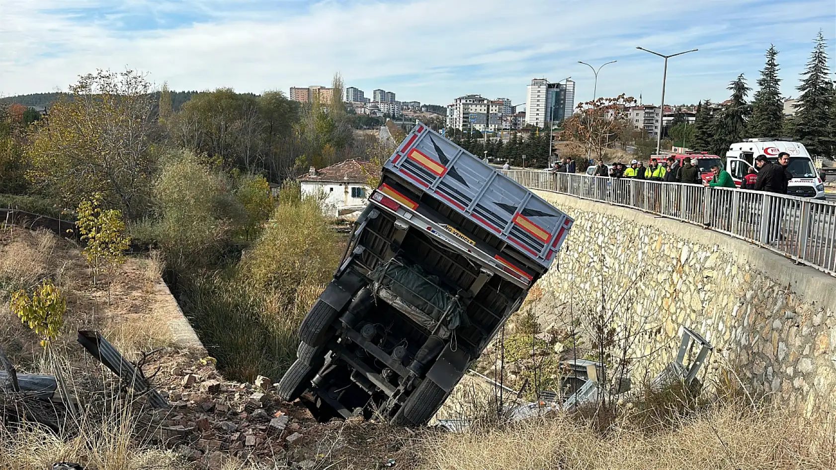 Karşı şeride geçen tır dereye düştü