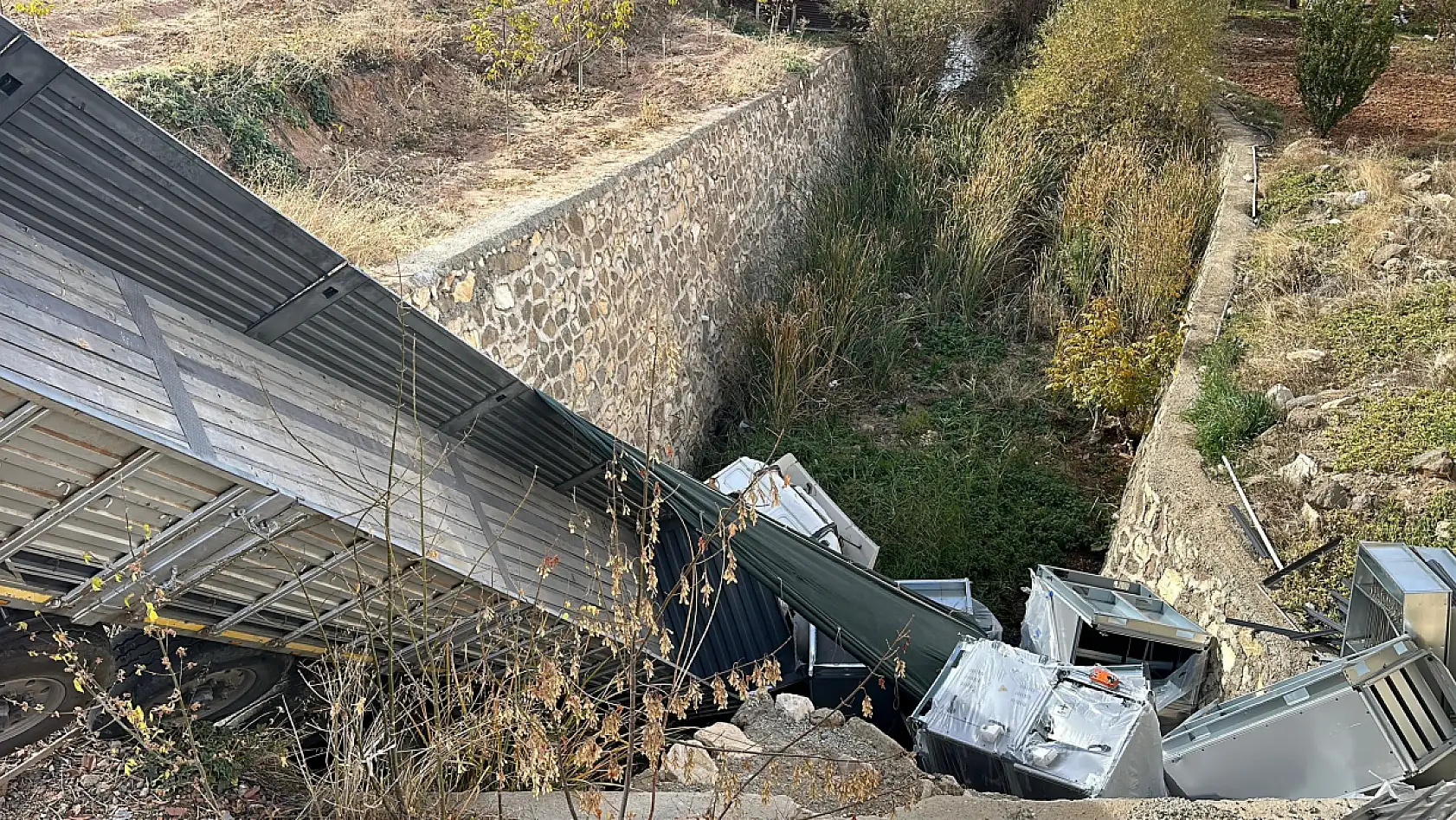 Karşı şeride geçen tır dereye düştü