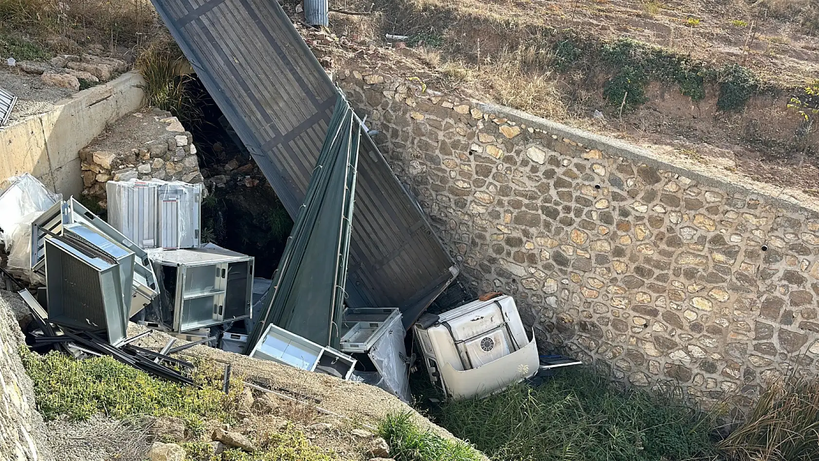 Karşı şeride geçen tır dereye düştü