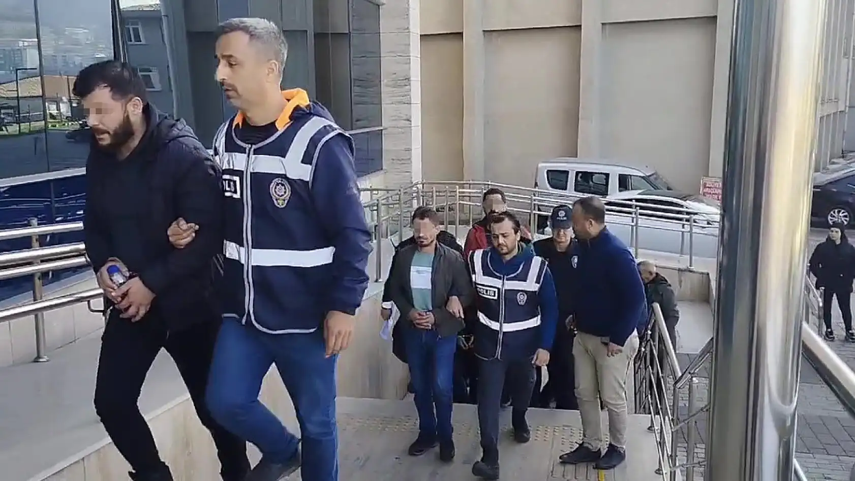 Trafikte başlayıp mahallede devam eden kavgaya mahalleli de dahil oldu