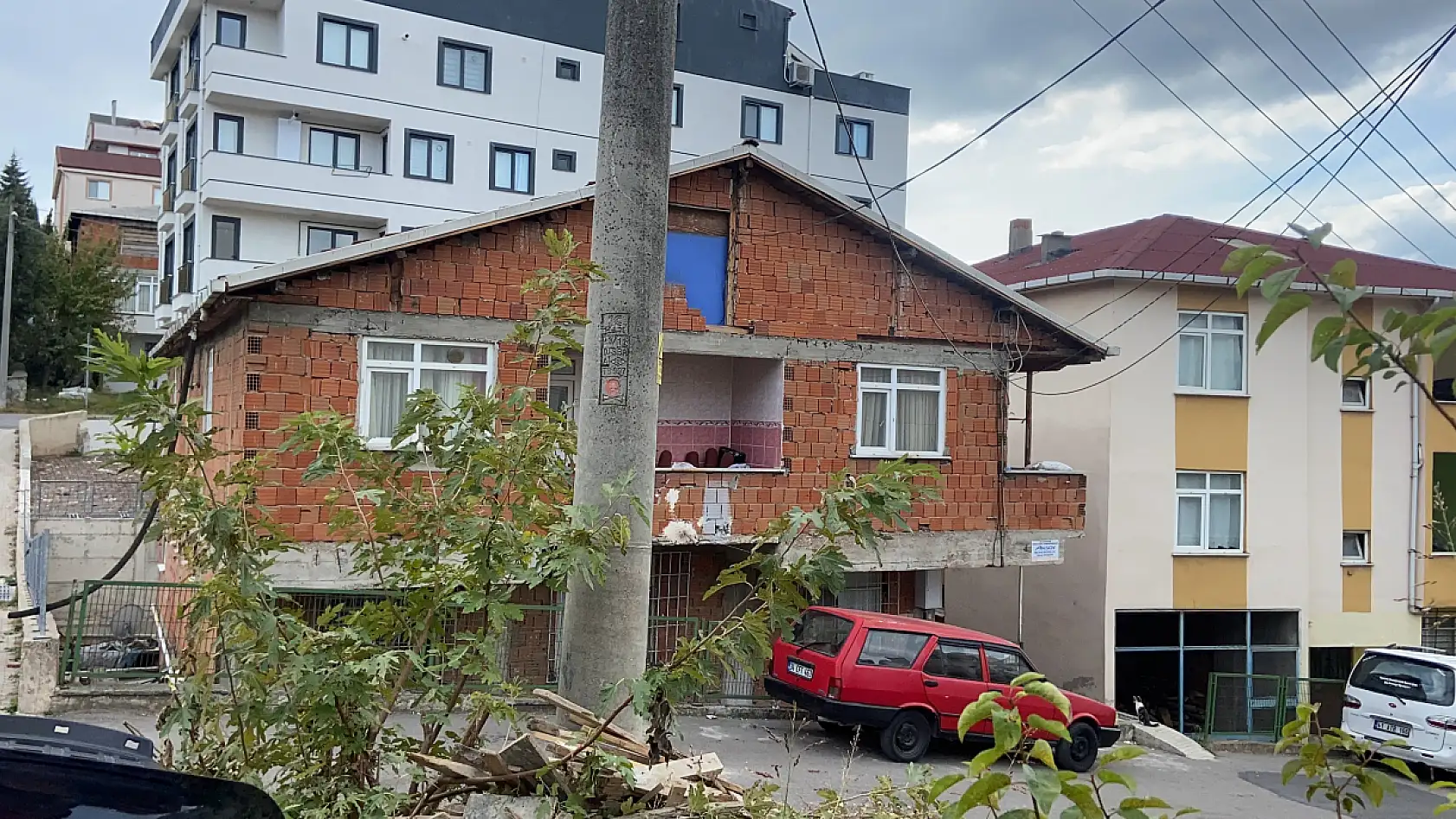 Sosyal yardımlarla geçinen karısını cezaevinden izinli çıkıp öldürdü