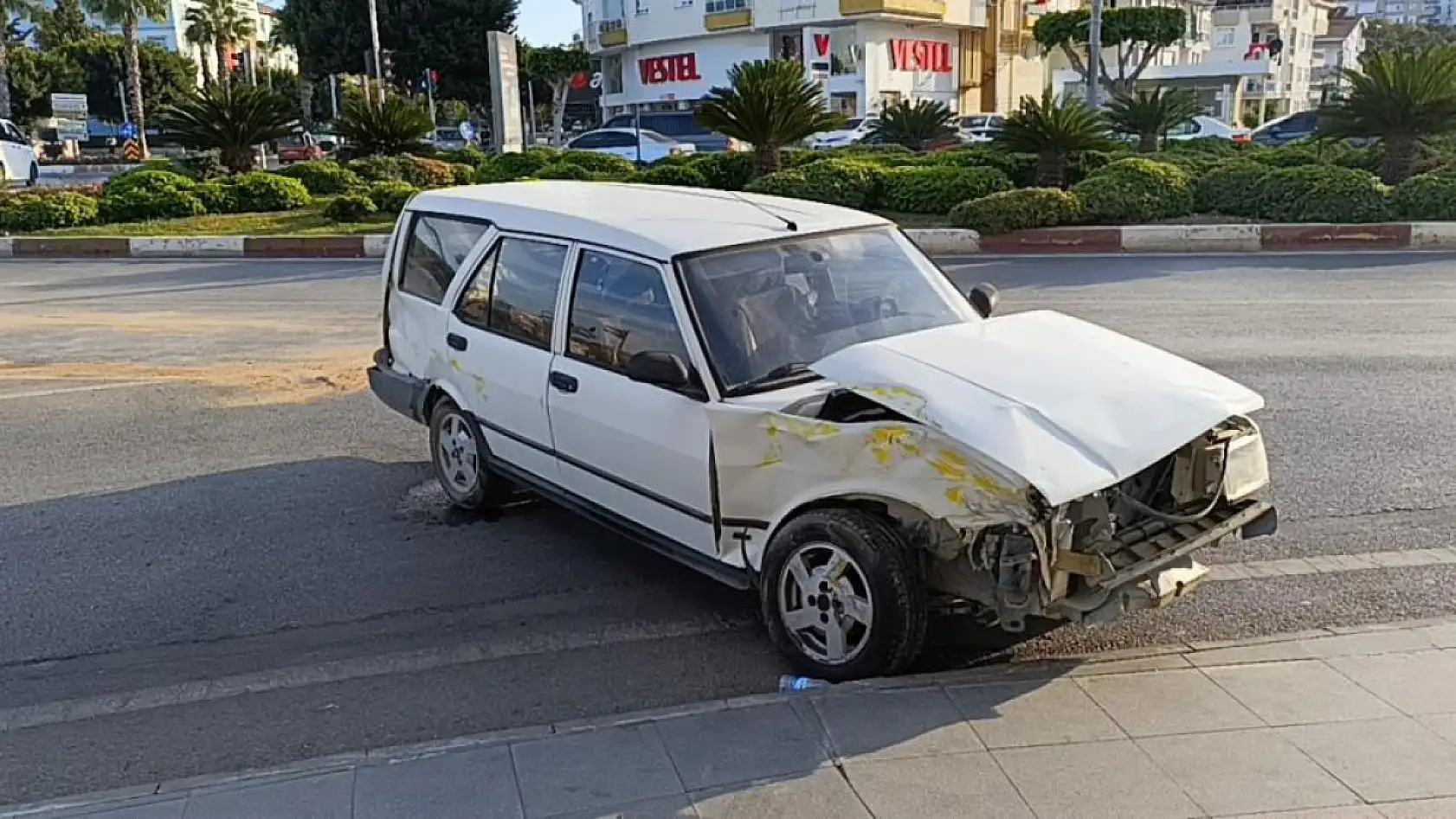 Otomobillerin hurdaya döndüğü kazayı burunları bile kanamadan atlattılar
