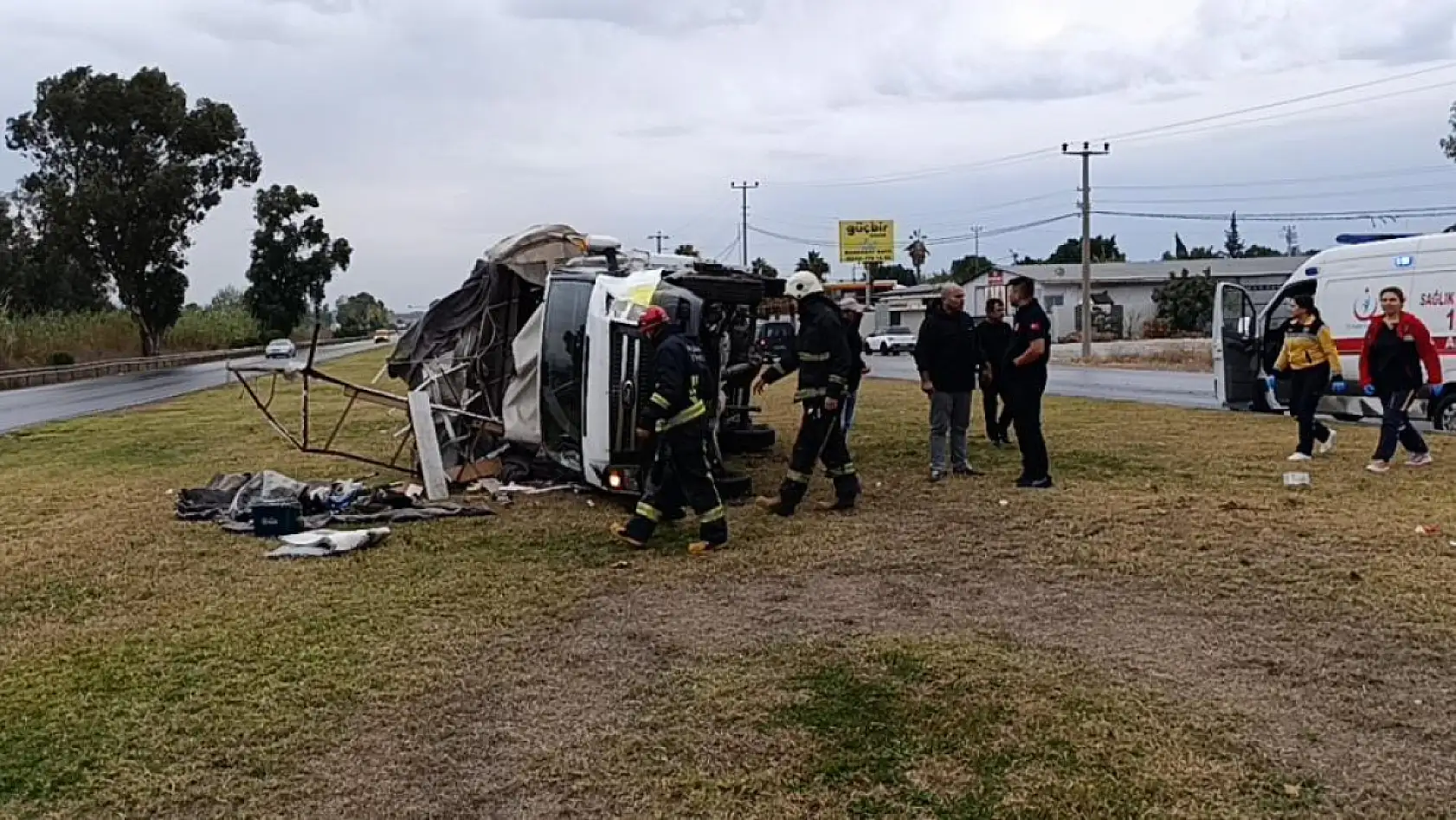 Eşya yüklü kamyonet takla attı, savrulan eşyaları sahipleri topladı