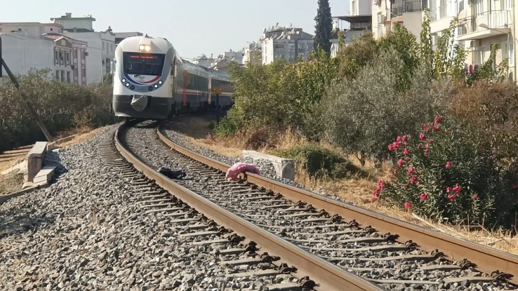 Demir yolunda bomba alarmı: Tren seferleri durduruldu