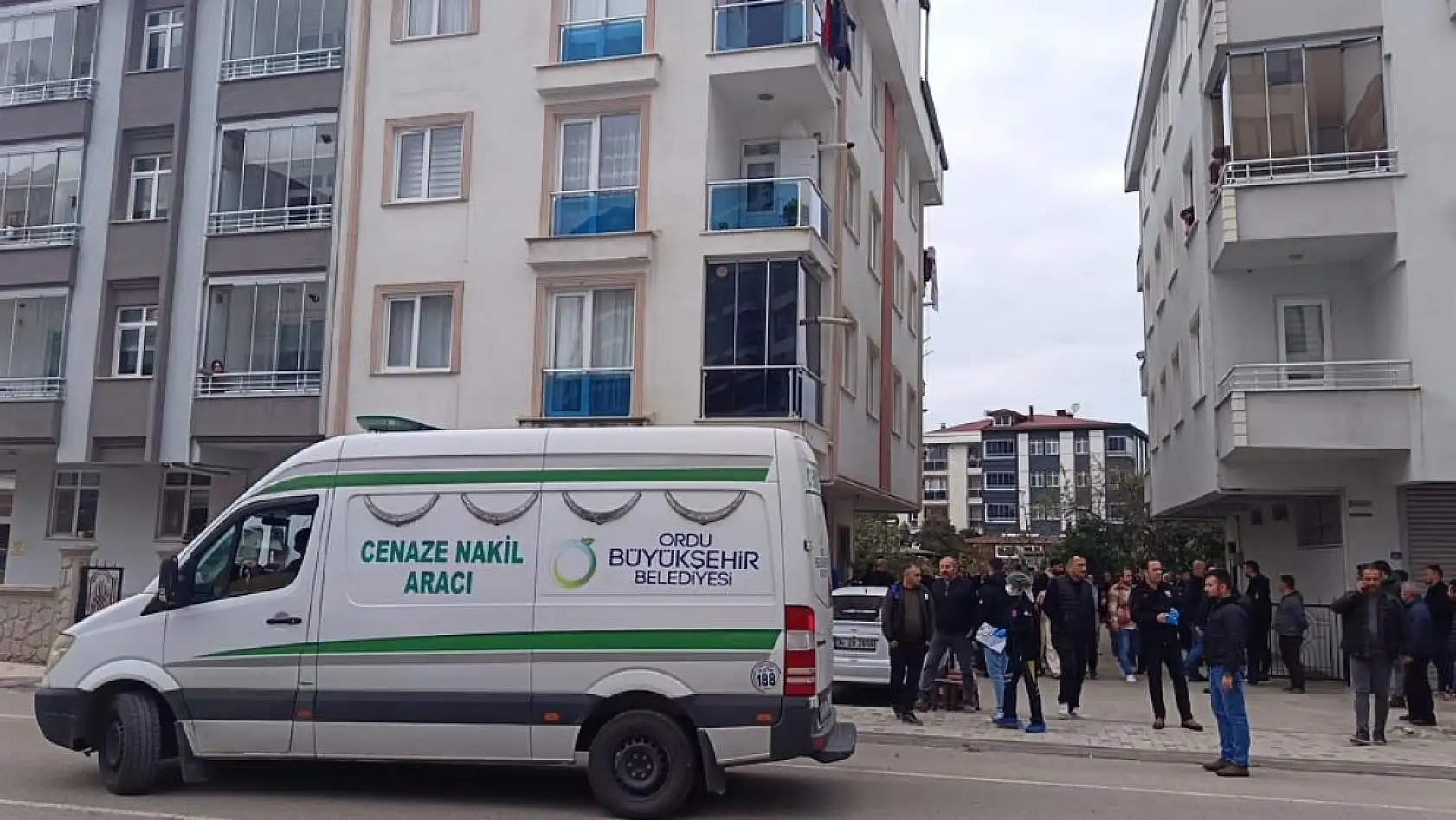 2 çocuk babası adam merdiven boşluğunda asılı halde bulundu