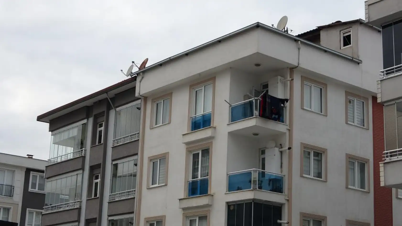 2 çocuk babası adam merdiven boşluğunda asılı halde bulundu