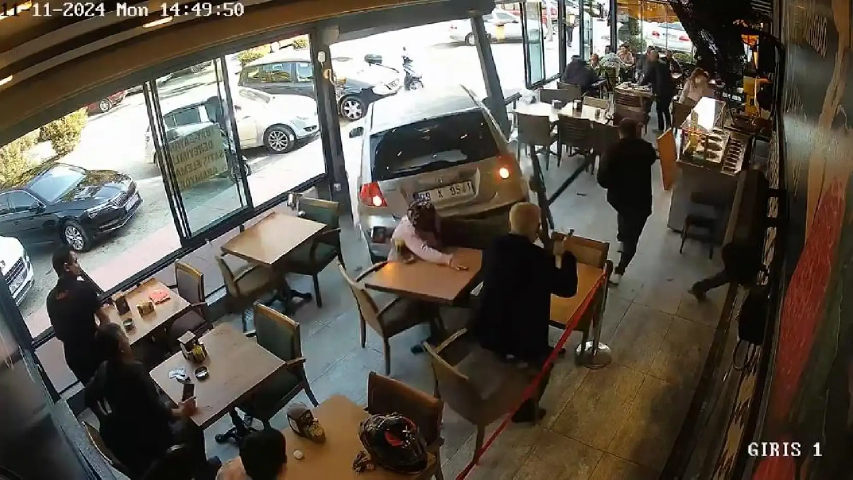 Kafeye dalan otomobilin altında kalan kadın hayatını kaybetti