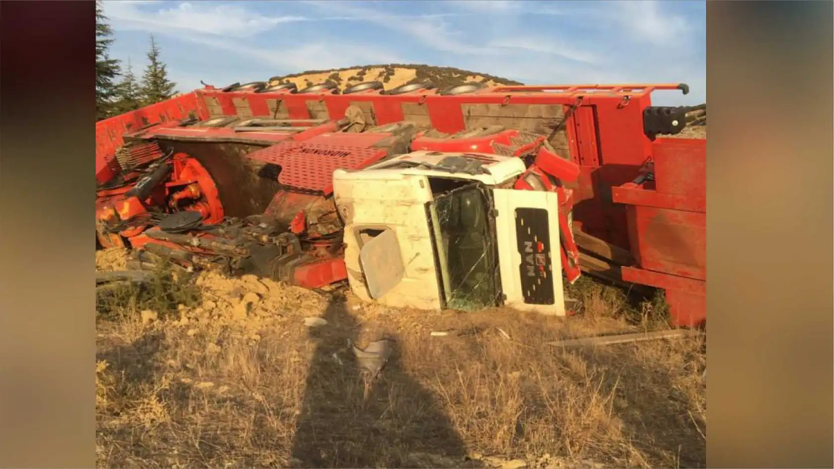 Kontrolden çıkan tır devrildi, sürücü hayatını kaybetti