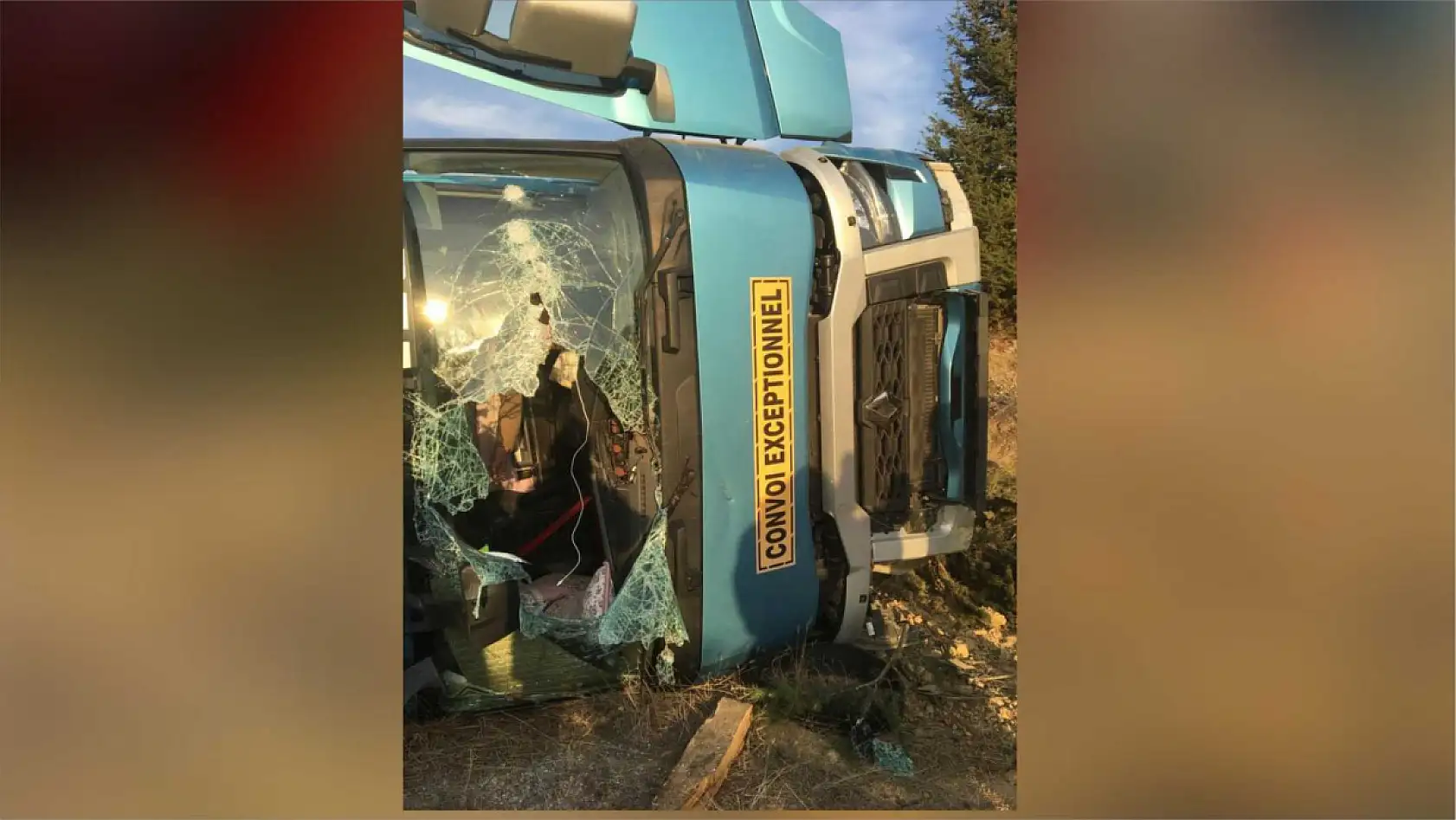 Kontrolden çıkan tır devrildi, sürücü hayatını kaybetti