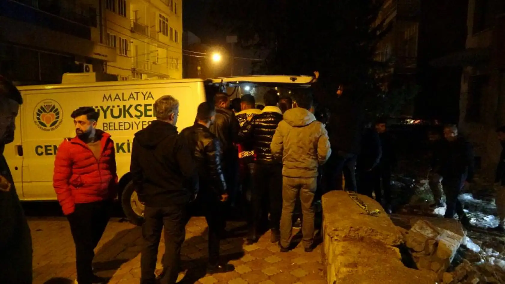 Hasarlı binada erkek cesedi bulundu