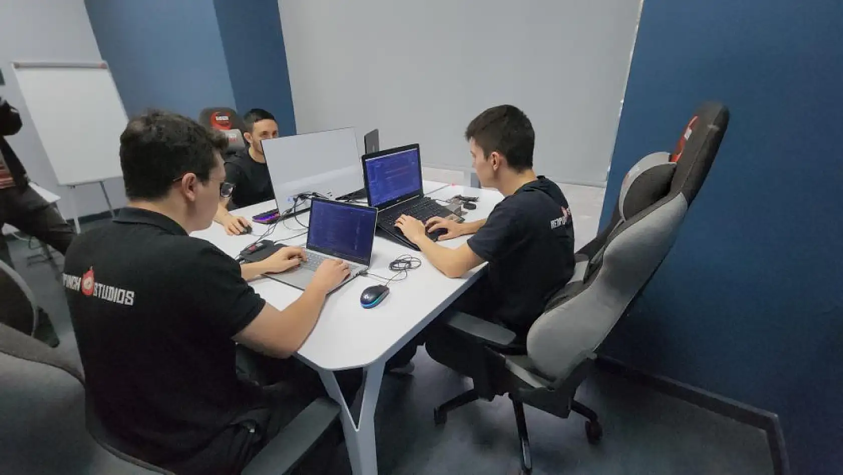 İkiz kardeşlerin geliştirdikleri oyun, dünya pazarında ilgi görüyor