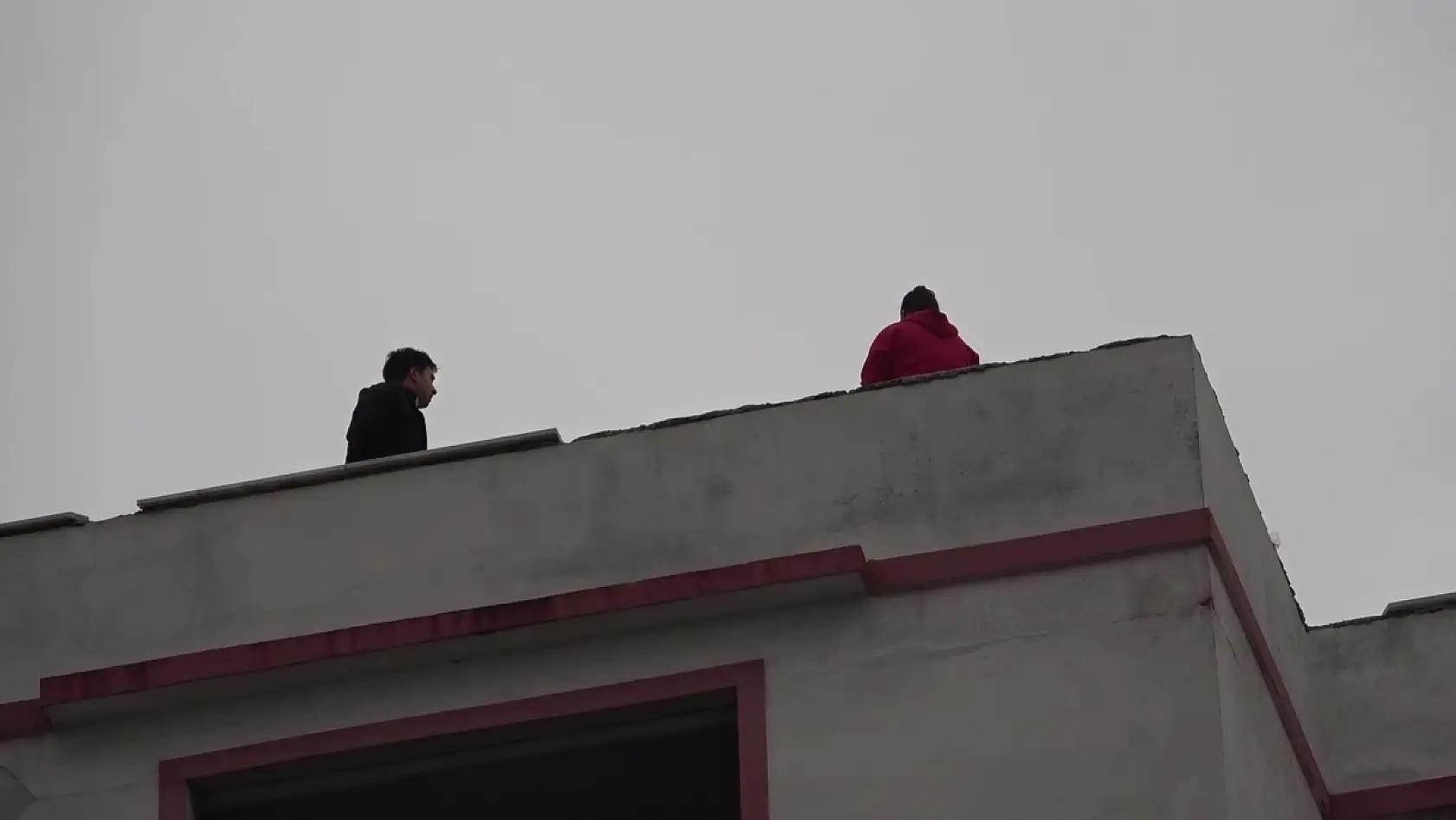 İnşaatın 7. katına çıkan bir kadın intihara kalkıştı