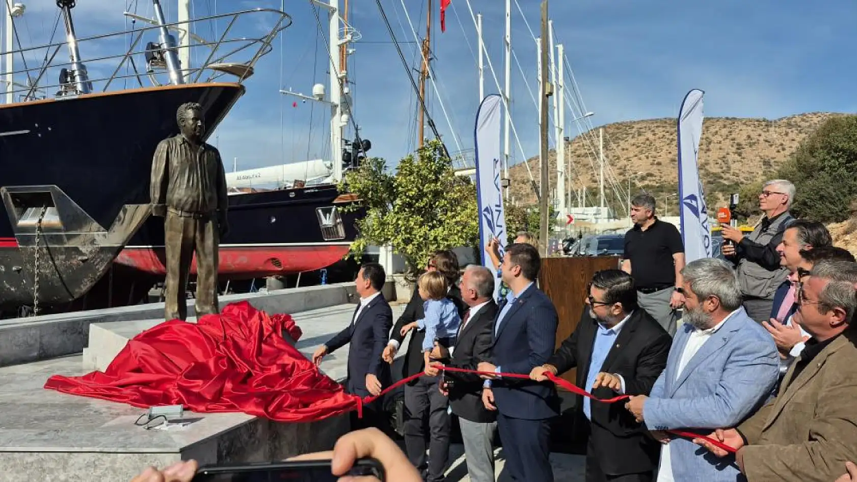 Bodrum'da 'Guletlerin Babası' anısına heykel yapıldı