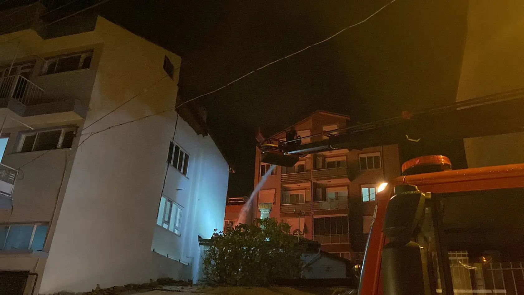 Yaşlı adam yanmaktan son anda kurtarıldı