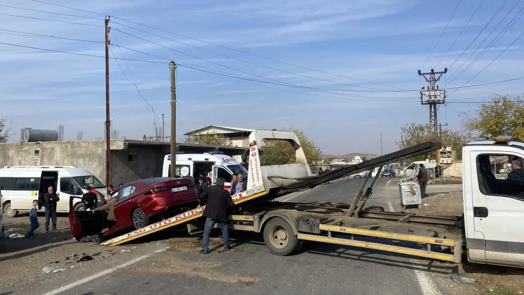 Rehabilitasyon servisi ile otomobil çarpıştı: 4'ü çocuk 13 yaralı