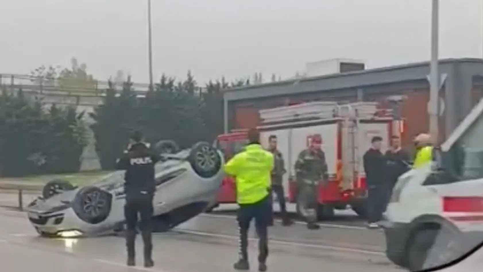 Makas atarken, kaza yapıp 250 metre savruldu, taksiye binip firar etti