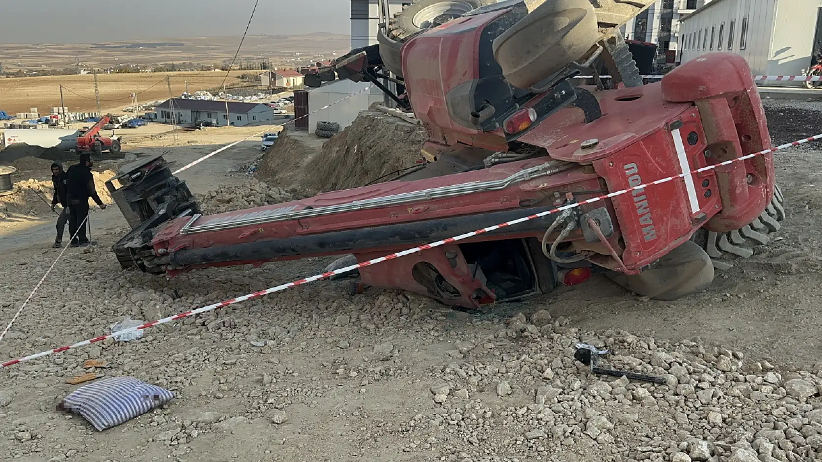 Operatör lavaboya gitti, kepçeyi çalıştırmak isteyen 2 genç hayatını kaybetti