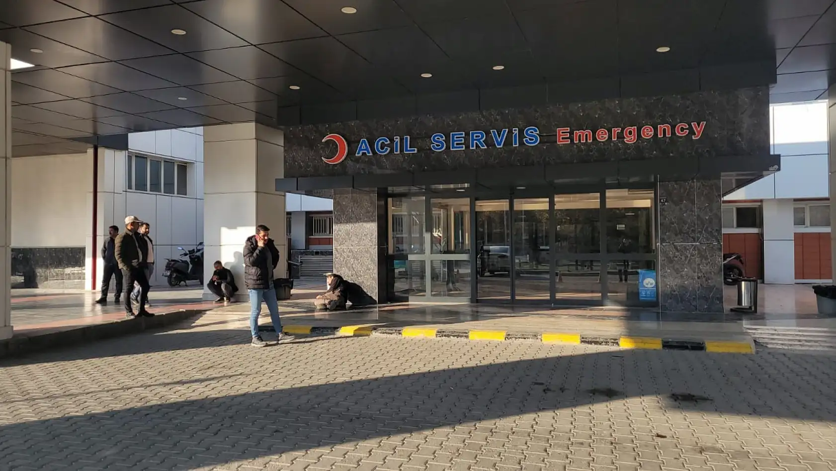 Operatör lavaboya gitti, kepçeyi çalıştırmak isteyen 2 genç hayatını kaybetti