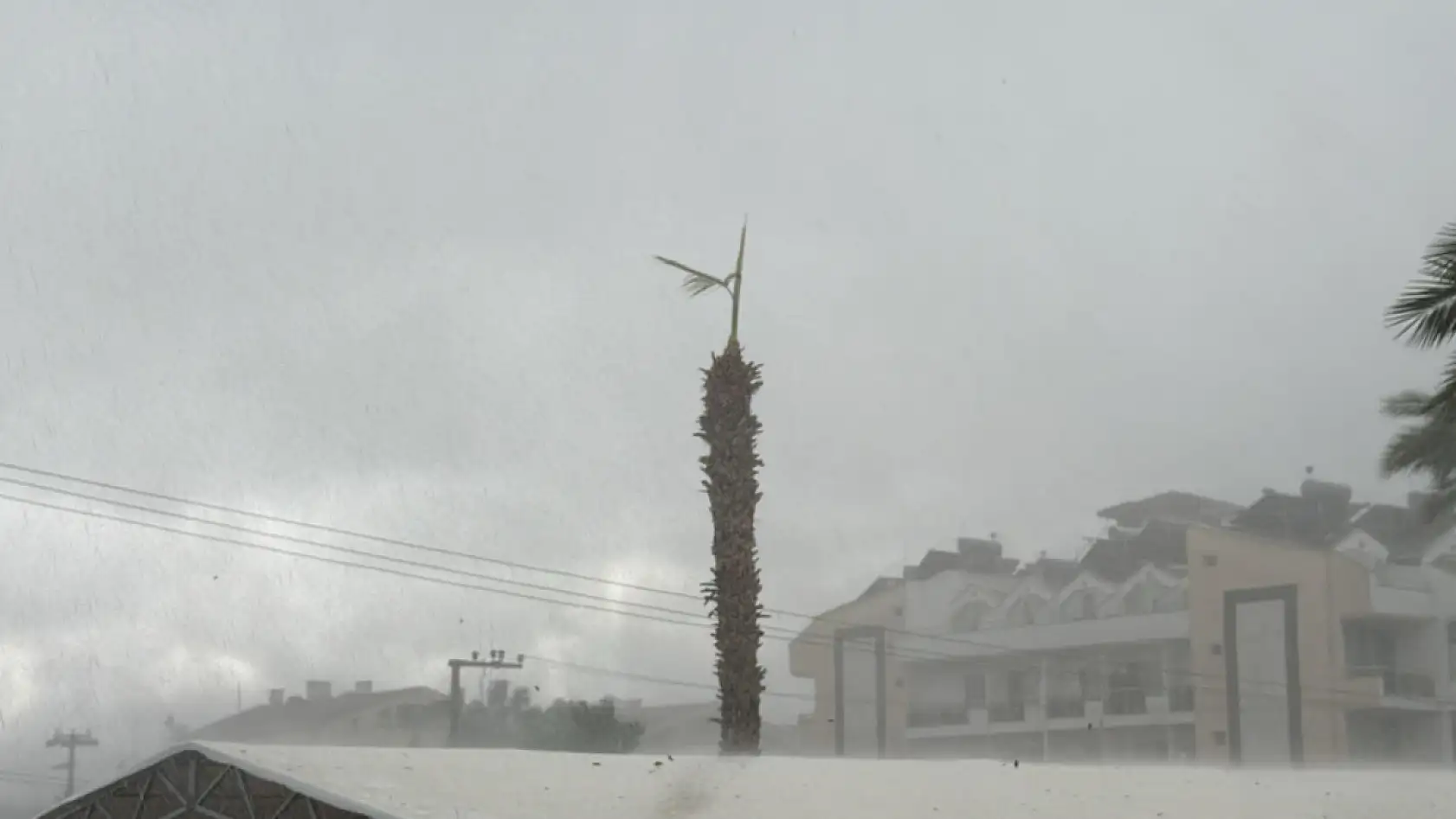 Marmaris'te kuvvetli rüzgar ve yağış etkili oldu