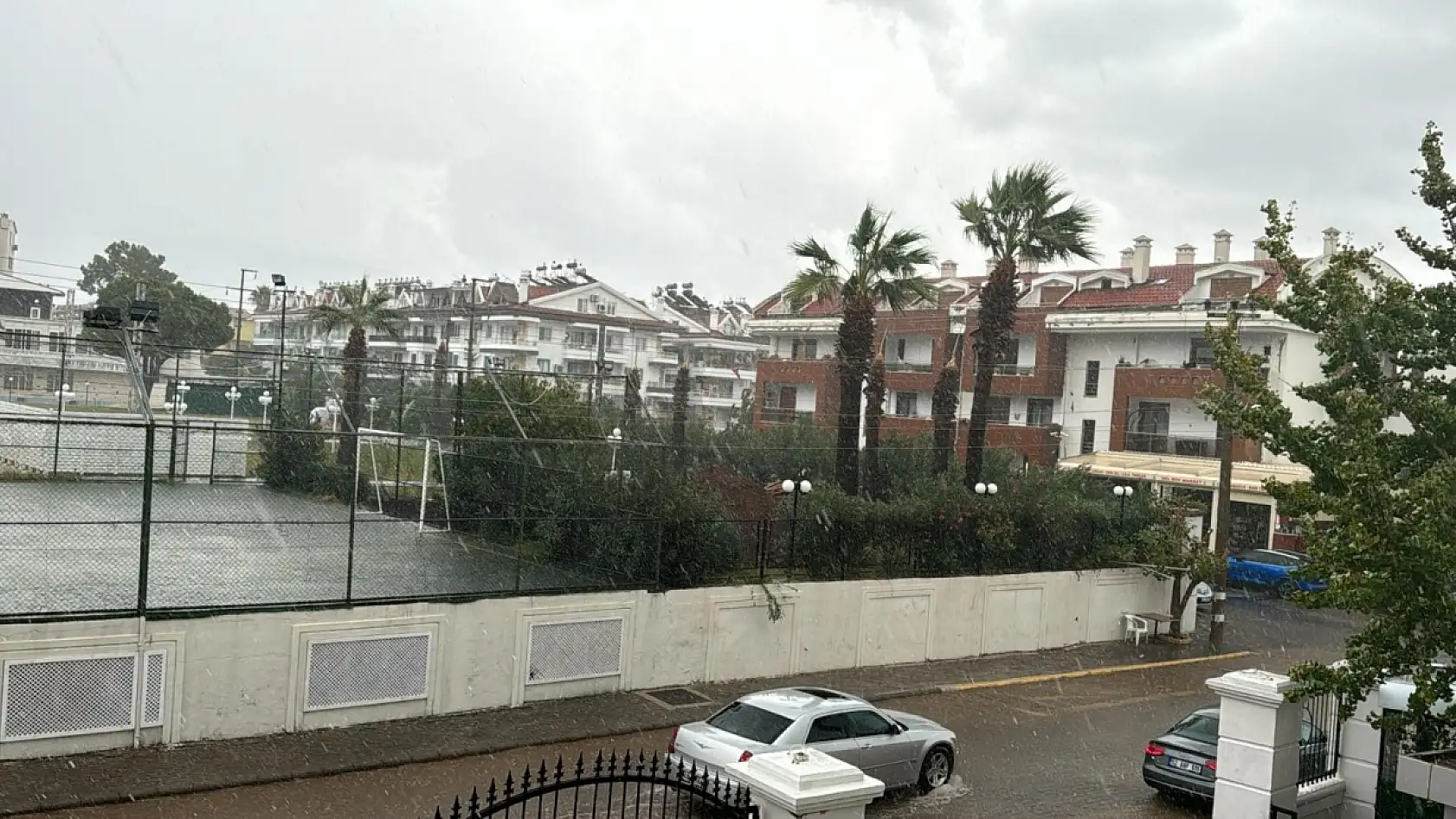 Marmaris'te kuvvetli rüzgar ve yağış etkili oldu