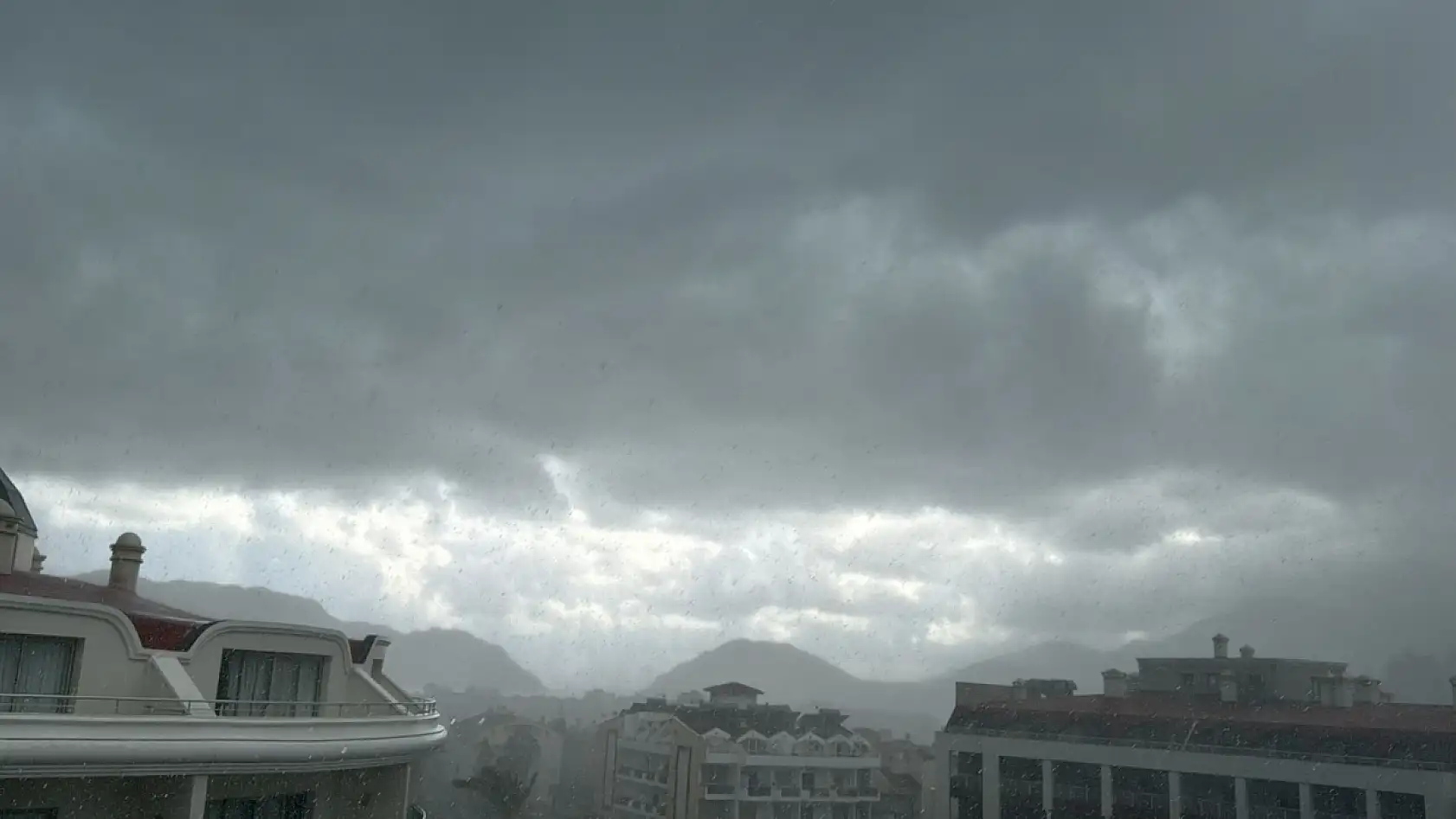 Marmaris'te kuvvetli rüzgar ve yağış etkili oldu