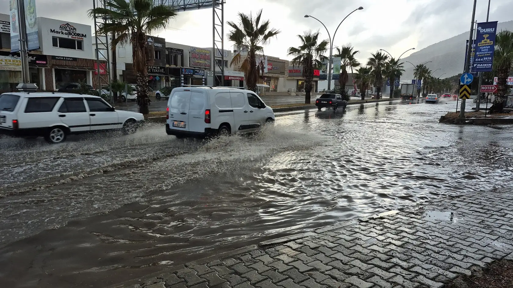 Bodrum'da sağanak yağış etkili oldu