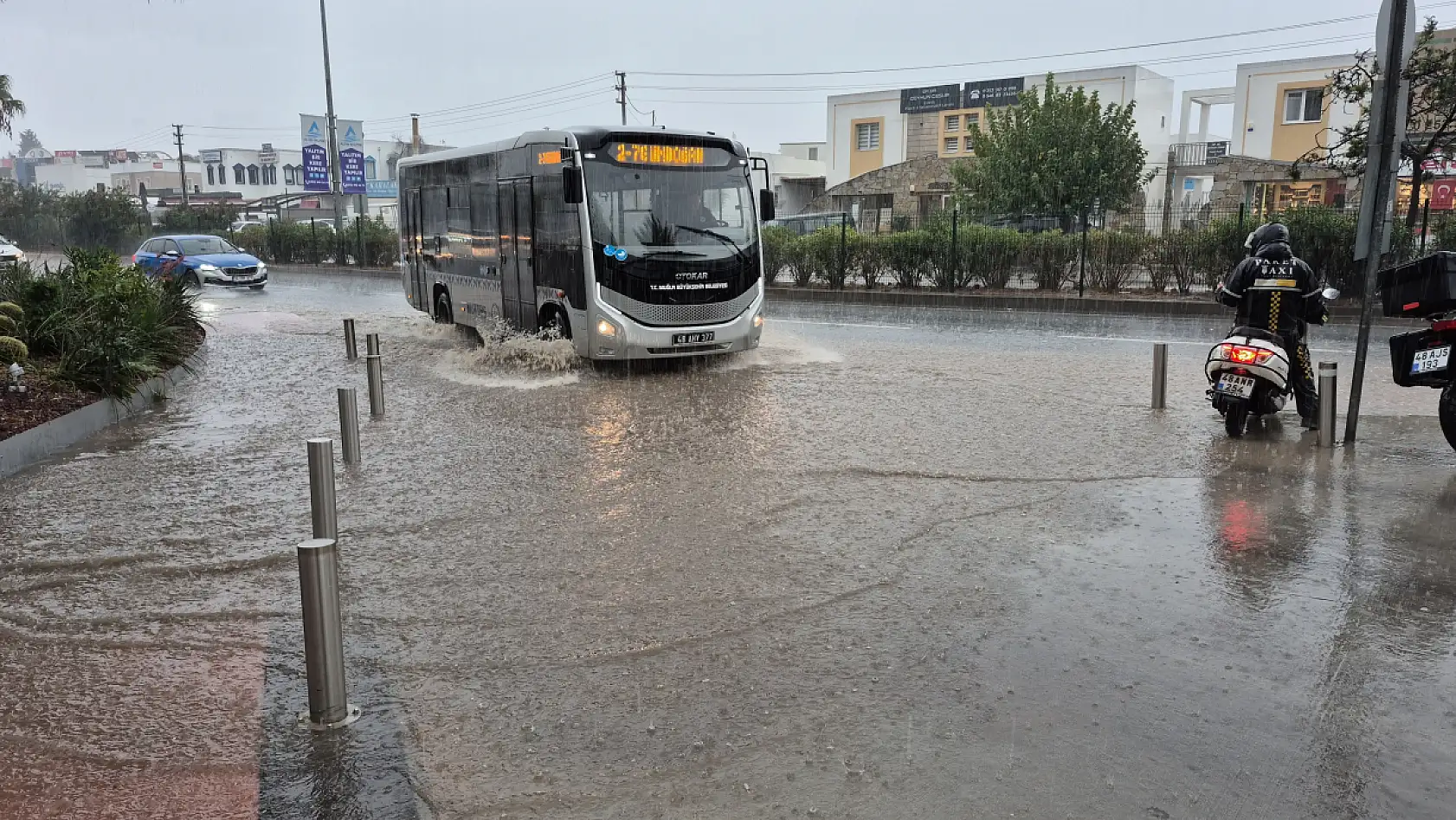 Bodrum'da sağanak yağış etkili oldu