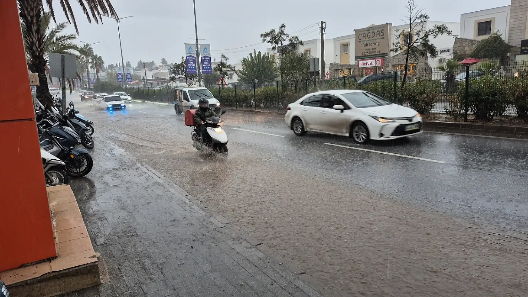 Bodrum'da sağanak yağış etkili oldu