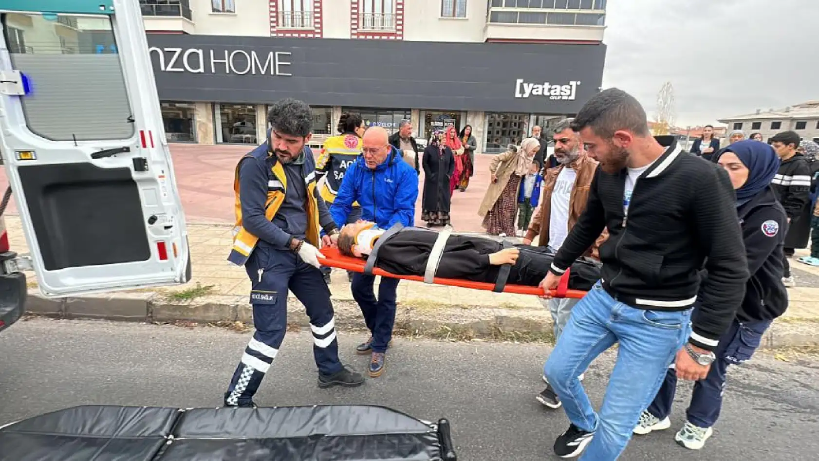 Otomobilin çarptığı 2 çocuk yaralandı