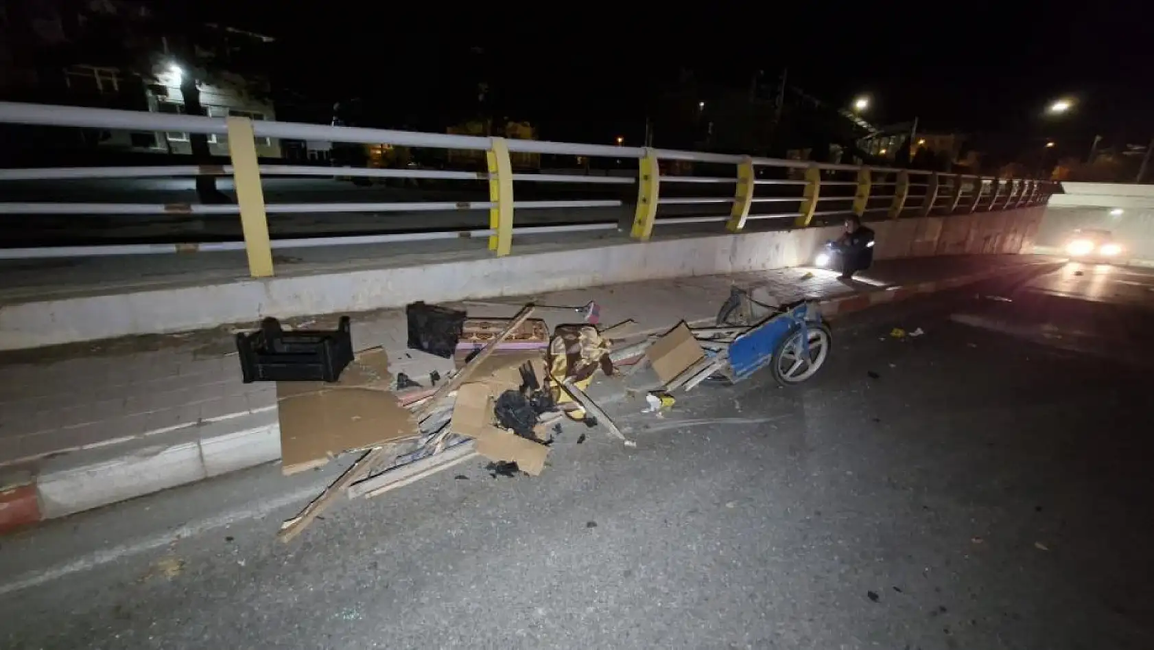 Otomobilin çarptığı kağıt toplayıcı hayatını kaybetti