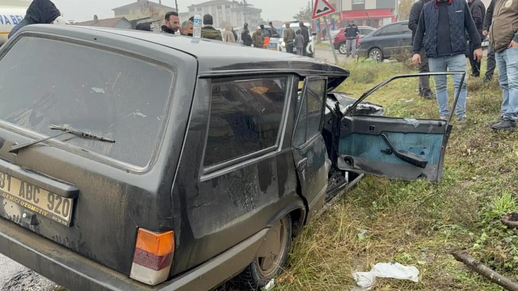 Otomobil kağıt gibi ezildi: 4 yaralı