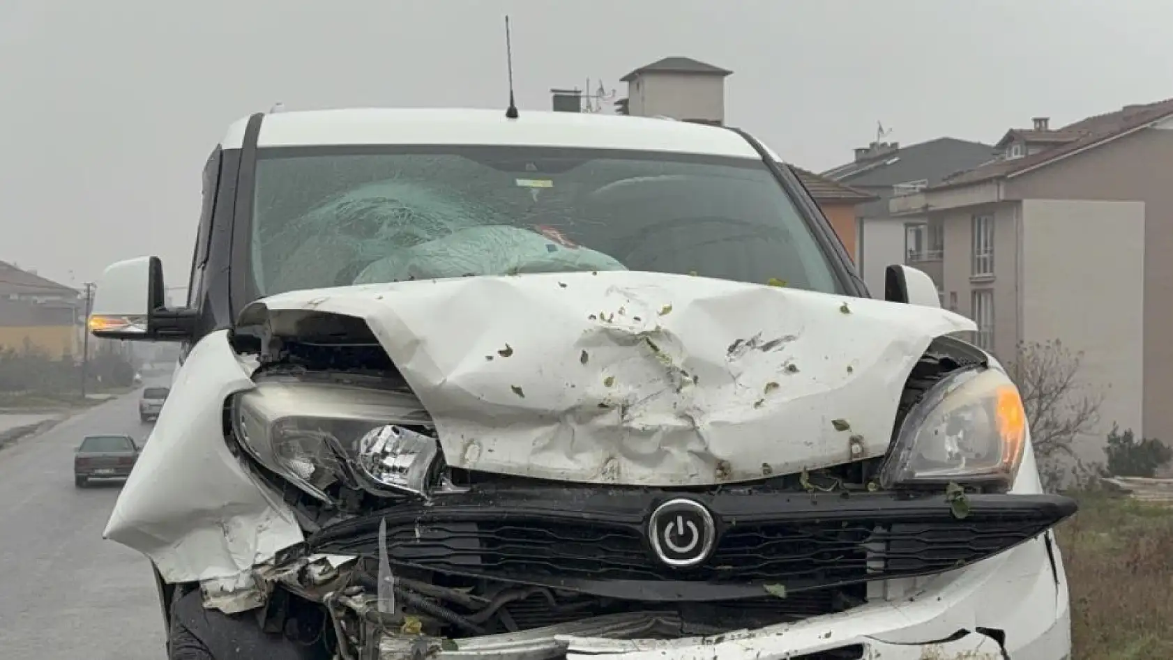 Otomobil kağıt gibi ezildi: 4 yaralı